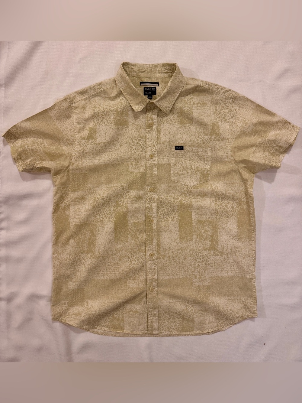RVCA Men's Short-Sleeve Button-Shirt in Light Beige Print. Size L Relaxed.